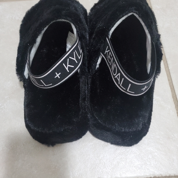 Black slippers - Picture 3 of 4